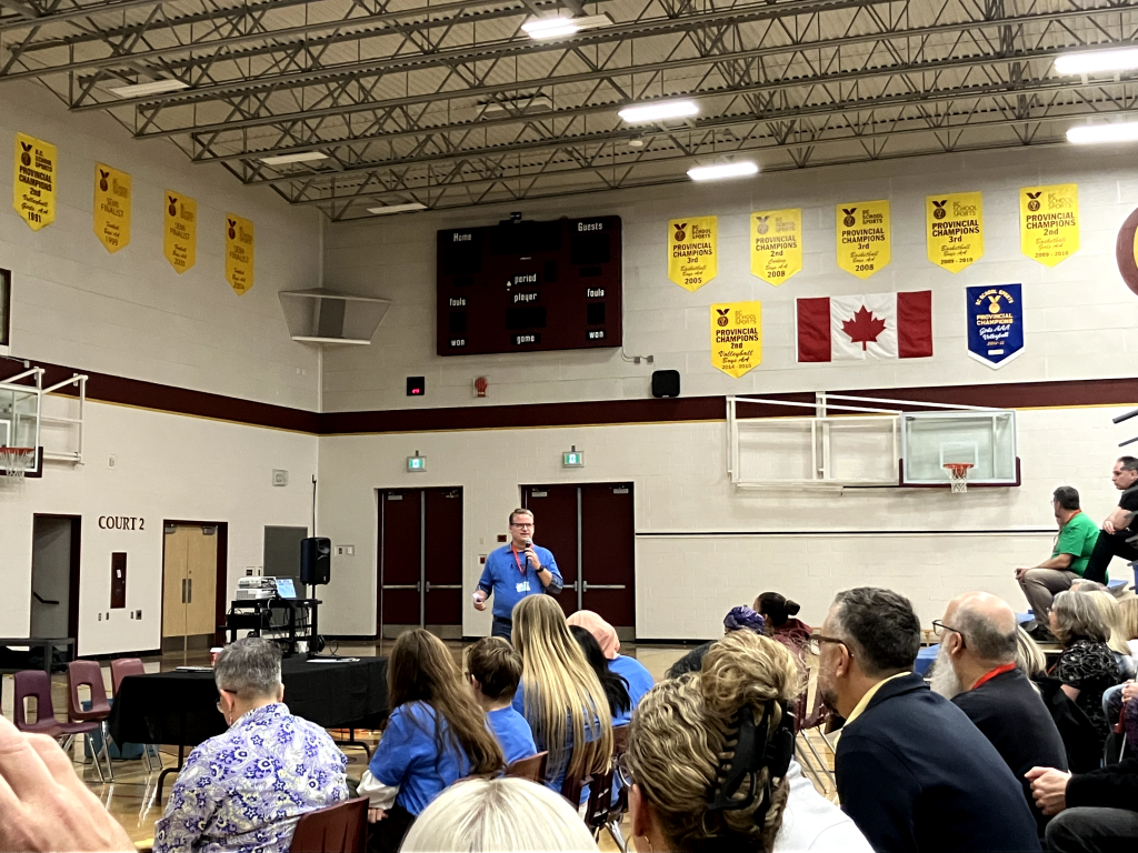 カナダの学校の体育館でのオープニング