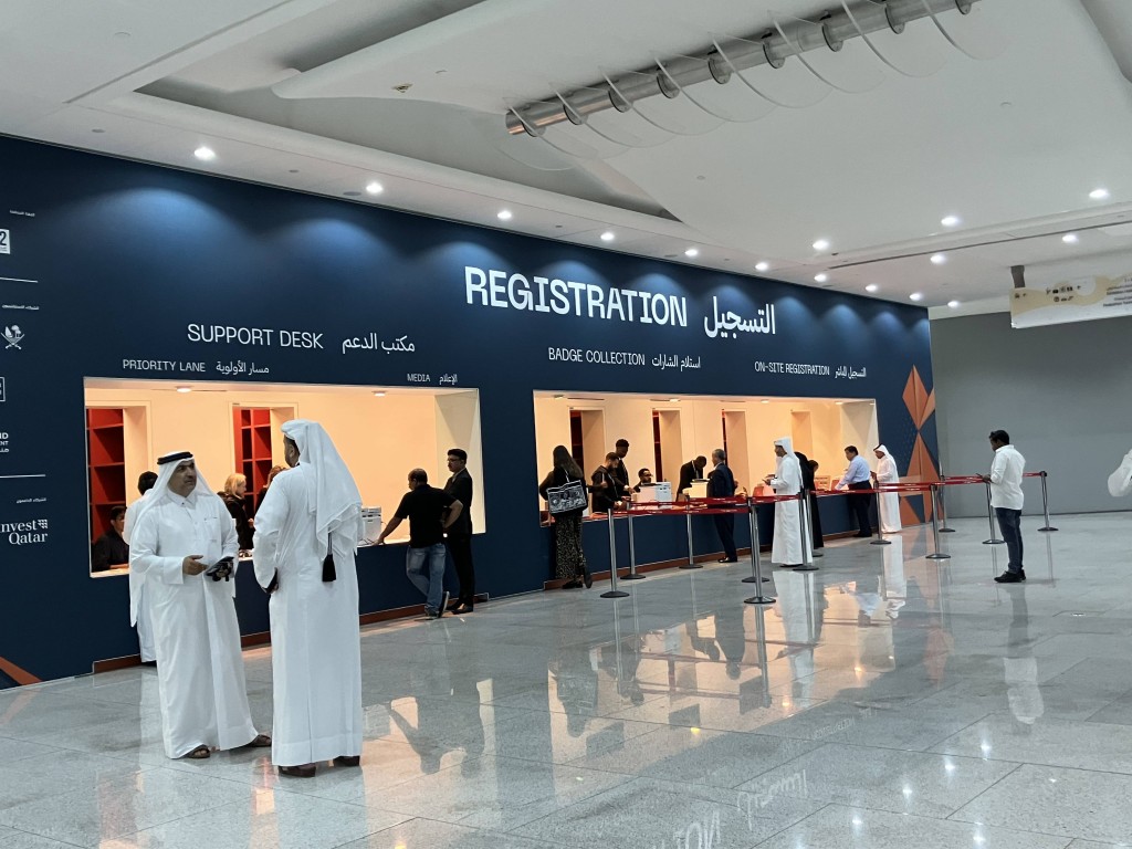 会議場で参加手続きをしている様子