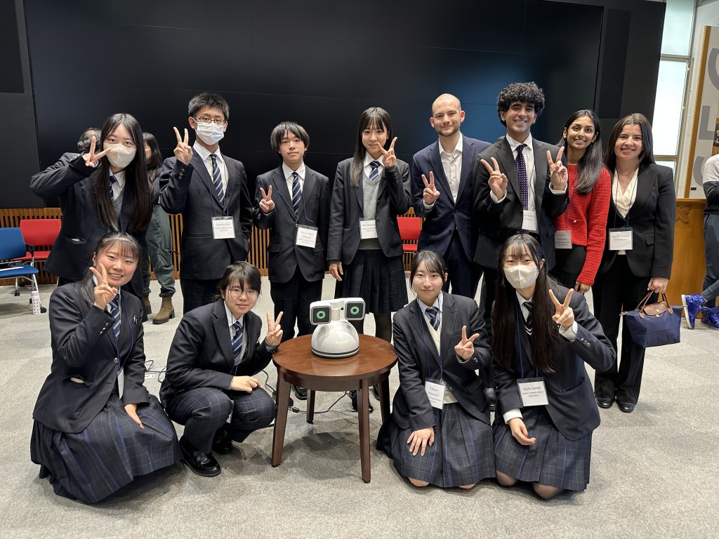 本校の生徒たちはエモリー大学の学生とともに協働しました