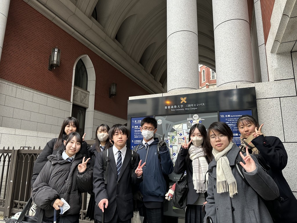 慶應義塾大学三田キャンパスの入口にて