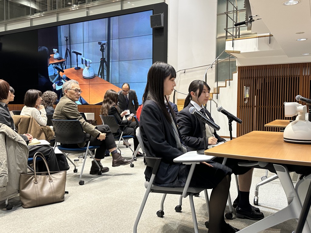 本校の生徒とHRI-JPの研究者と協力して共同研究中のAIロボット、Haruを紹介しました