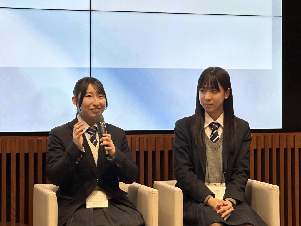 世界から参加した研究者、企業の方々の前で本校生徒が意見を述べました