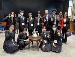 本校の生徒たちはエモリー大学の学生とともに協働しました