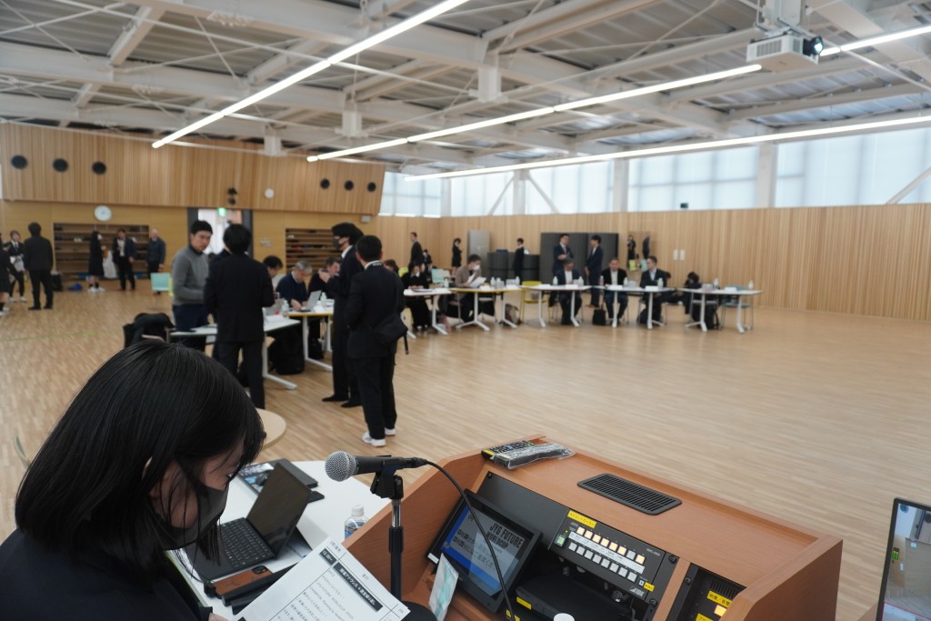 入念に司会進行を確認する生徒